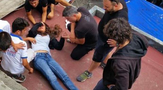 Özcan Deniz'in filminde kaza! 2 oyuncu yaralandı Özcan Deniz'in filminde kaza! 2 oyuncu yaralandı