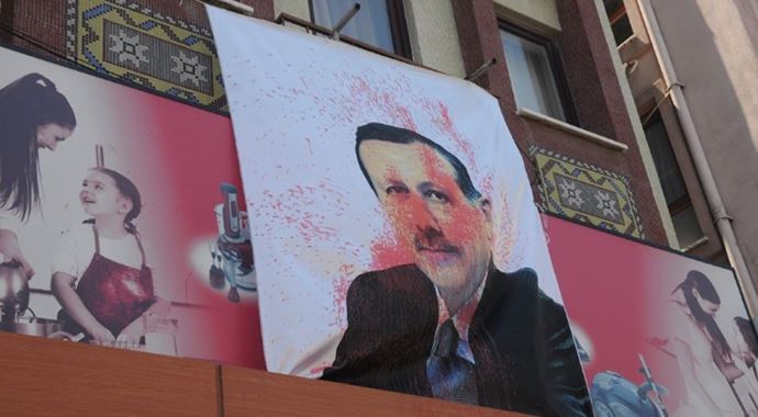 Erdoğan&#039;ın afişlere çirkin saldırı