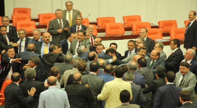 AK Parti'li Mustafa Şahin ve MHP'li Ali Uzunırmak yumruklaştı AK Parti'li Mustafa Şahin ve MHP'li Ali Uzunırmak yumruklaştı