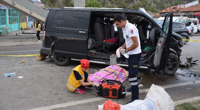 Çorum'da minibüs üst geçide çarptı: 2 ölü, 3 yaralı Çorum'da minibüs üst geçide çarptı: 2 ölü, 3 yaralı