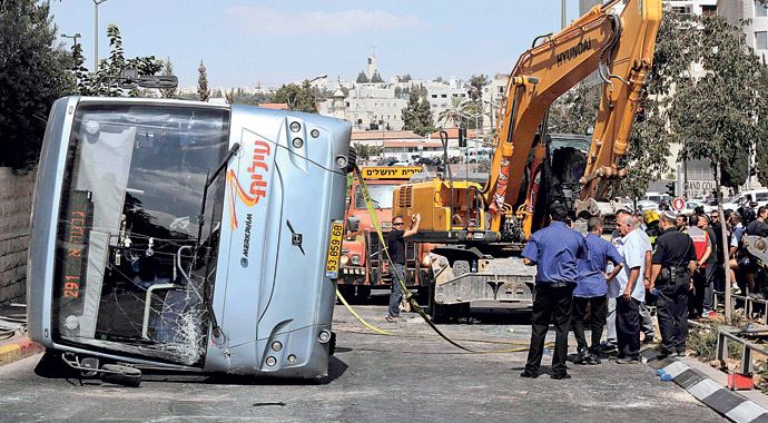 Otobüsü kepçe ile devirdi, öldürüldü Otobüsü kepçe ile devirdi, öldürüldü