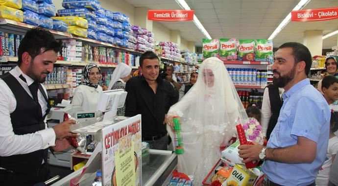Gelin müşteri oldu, damat kasiyer