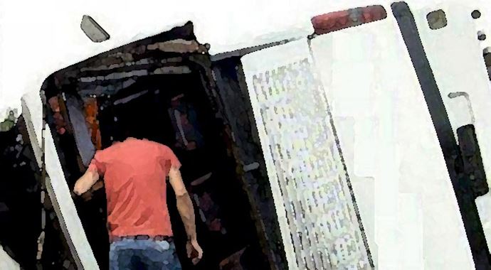 Bingöl&#039;de feci kaza araba otobüsün altına girdi, 33 yaralı var