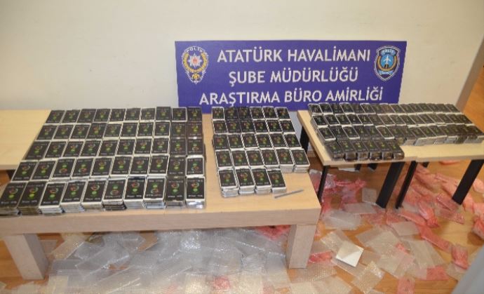 Atatürk Havalimanında 648 telefon yakalandı Atatürk Havalimanında 648 telefon yakalandı