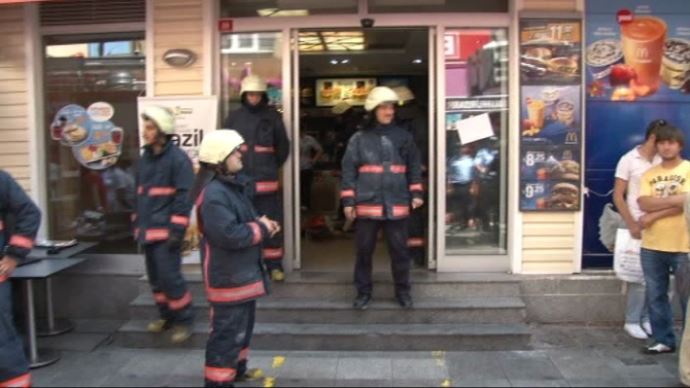 Kadıköy'de yangından sonra dükkandaki bu yazı dikkat çekti Kadıköy'de yangından sonra dükkandaki bu yazı dikkat çekti