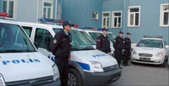 Emniyetteki operasyonda gözaltılar Emniyetteki operasyonda gözaltılar
