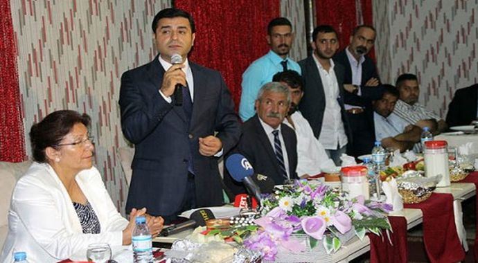 Demirtaş Van'da konuştu Demirtaş Van'da konuştu