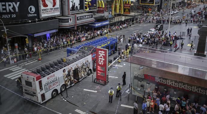 Times Meydanı'nda turist otobüsleri çarpıştı, 13 yaralı var Times Meydanı'nda turist otobüsleri çarpıştı, 13 yaralı var