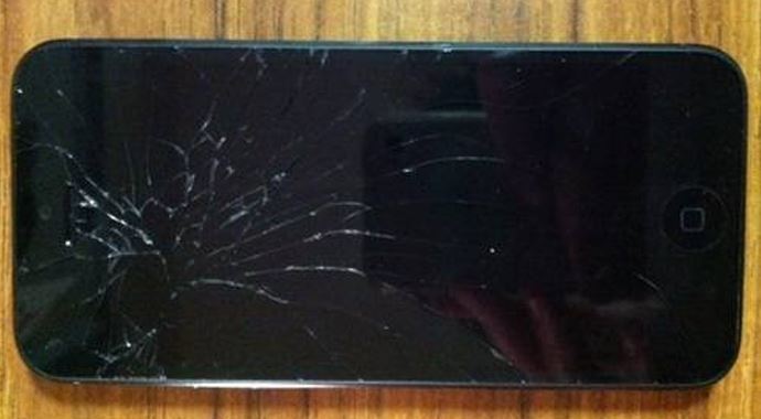 Apple, kırık iPhone'lar değiştiriyor Apple, kırık iPhone'lar değiştiriyor