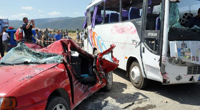 Midibüs otomobille çarpıştı: 20 yaralı