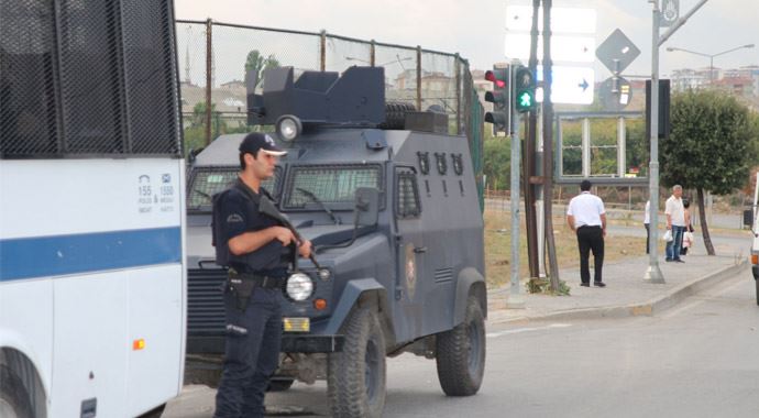Kartal'da zehir tacirlerine helikopter destekli şafak baskını Kartal'da zehir tacirlerine helikopter destekli şafak baskını