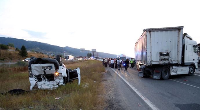 Bolu'da feci kaza: 2 ölü, 7 yaralı Bolu'da feci kaza: 2 ölü, 7 yaralı