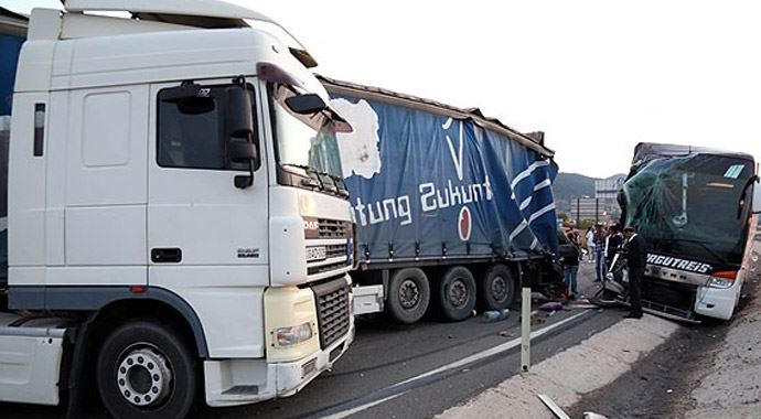 Bolu'da 2 ayrı trafik kazası: 4 ölü, 16 yaralı Bolu'da 2 ayrı trafik kazası: 4 ölü, 16 yaralı