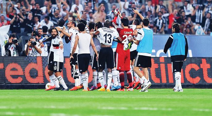 Beşiktaşlı taraftarlardan Demba Ba'ya üçlü dersi
