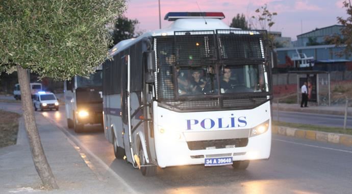 İstanbul'da uyuşturucu tacirlerine 500 polisli şafak baskını İstanbul'da uyuşturucu tacirlerine 500 polisli şafak baskını
