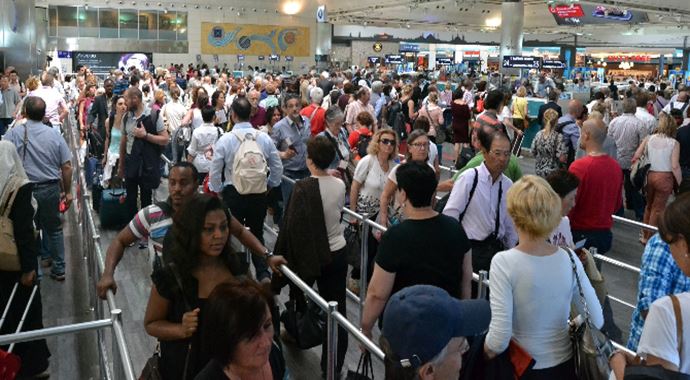 Havalimanında pasaport çilesi bitiyor