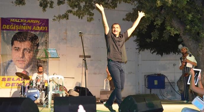 Ferhat Tunç, Demirtaş'a destek için konser verdi Ferhat Tunç, Demirtaş'a destek için konser verdi