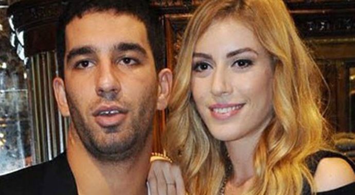 Arda Turan'dan Sinem Kobal'a gönderme!
