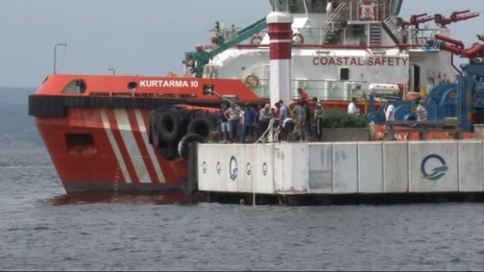 Çanakkale'de feribot iskelesinden denize araba düştü