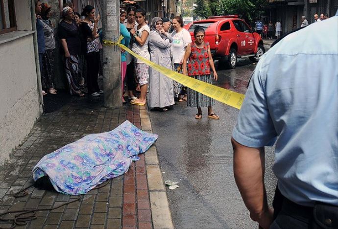 İzmir'de kuvvetli yağmur bir kişinin feci şekilde ölümüne sebep oldu