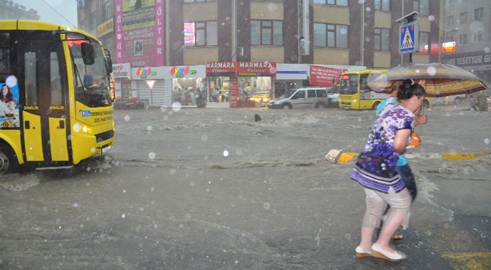 Tekirdağ yağmura teslim oldu, dolu yolları göle çevirdi
