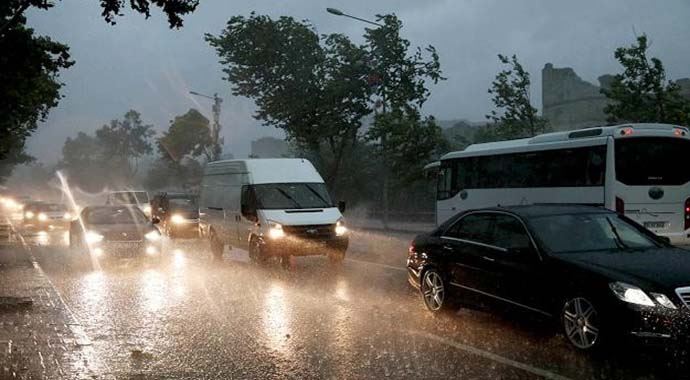 İstanbul yağmura teslim oldu, trafik felç uçuşlar iptal