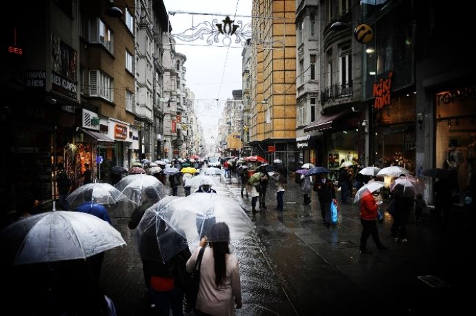 Taksim'de yağmura yakalanan vatandaşlar zor anlar yaşadı