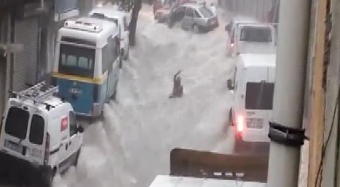 İzmir&#039;de sele sularında can veren genç toprağa verildi