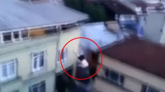 Bonzai içti, çatıdan balıklama atladı
