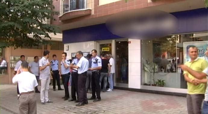 İstanbul&#039;da banka soyguncuları 100 bin TL&#039;yle kayıplara karıştı