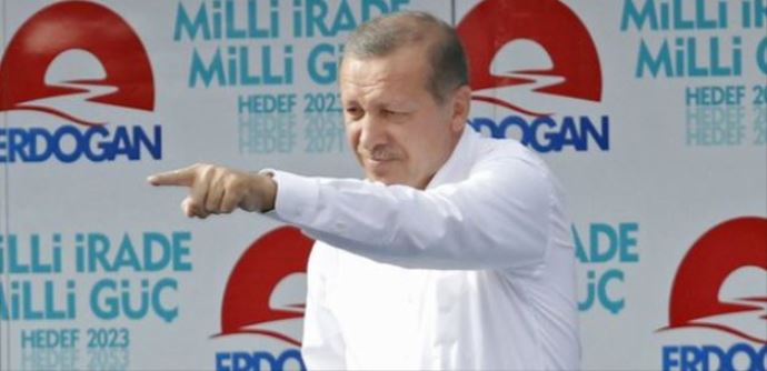 Başbakan Erdoğan'ı coşturan pankart Başbakan Erdoğan'ı coşturan pankart