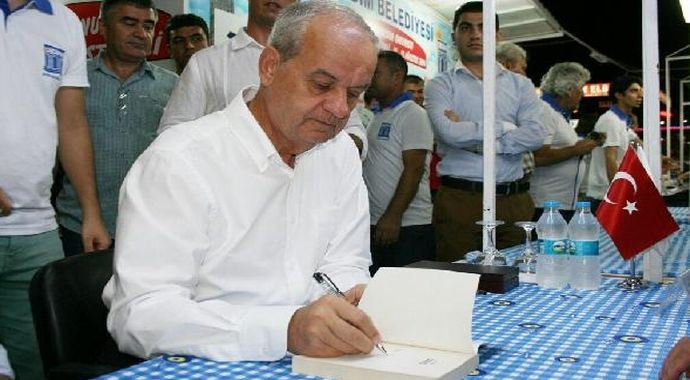Altınkum Yazarlar festivalinde Başbuğ'a yoğun ilgi Altınkum Yazarlar festivalinde Başbuğ'a yoğun ilgi