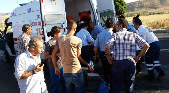 Elazığ'da trafik kazası! 1 ölü, 3 yaralı Elazığ'da trafik kazası! 1 ölü, 3 yaralı