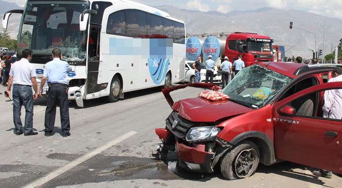 Erzincan&#039;da trafik kazası: 1 ölü 2 yaralı