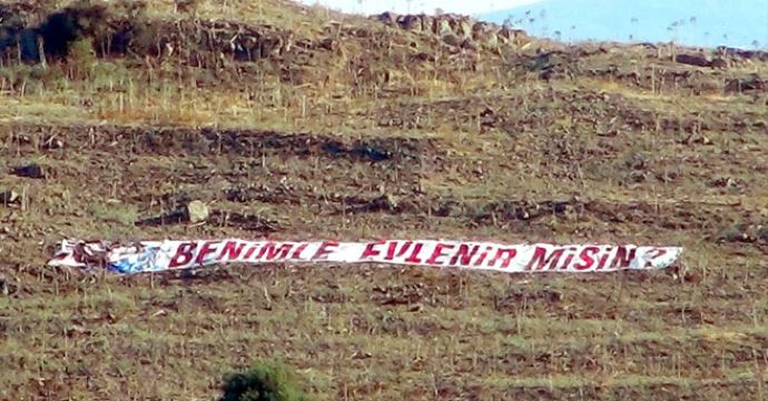 Adaya pankart açtı