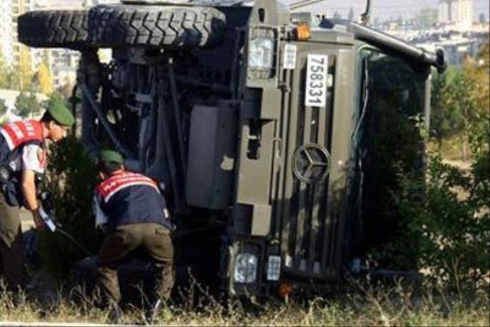 Askeri araç devrildi: 5 asker yaralı Askeri araç devrildi: 5 asker yaralı
