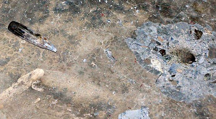 Akçakale'de evin avlusuna uçaksavar mermisi düştü Akçakale'de evin avlusuna uçaksavar mermisi düştü