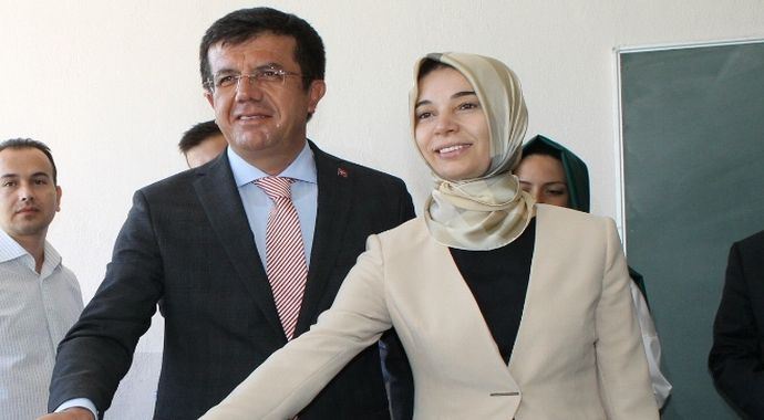 Zeybekci ve Denizli Valisi'nin eşleri törende yaralandı Zeybekci ve Denizli Valisi'nin eşleri törende yaralandı