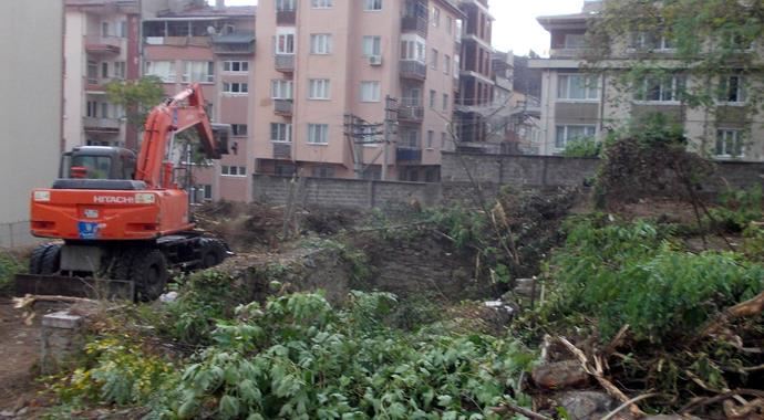 Tarihi kalenin üzerine iş makinelerini çıkardılar Tarihi kalenin üzerine iş makinelerini çıkardılar