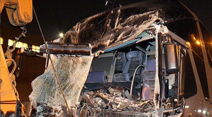 Yolcu otobüsü 200 metrelik uçurumdan düştü: 20 ölü Yolcu otobüsü 200 metrelik uçurumdan düştü: 20 ölü