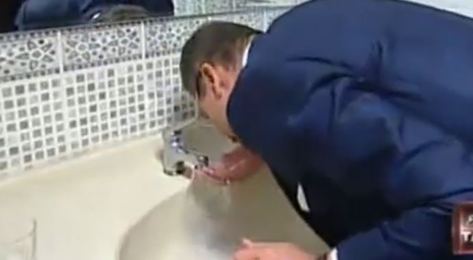 Melih Gökçek canlı yayında içme suyu içti Melih Gökçek canlı yayında içme suyu içti