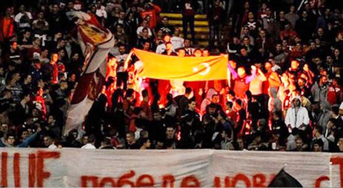 Türk bayrağını yakıp Fenerbahçe'ye küfrettiler! Türk bayrağını yakıp Fenerbahçe'ye küfrettiler!