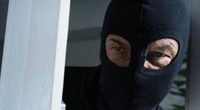 Evine giren hırsızı mızrak ile durdurdu Evine giren hırsızı mızrak ile durdurdu