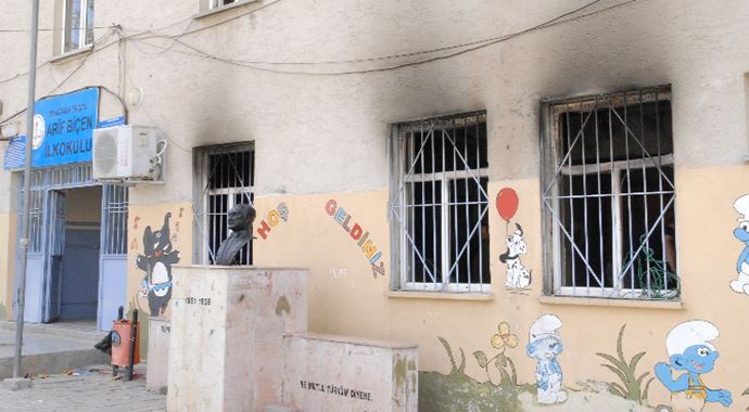 Ergani'de de bir okula molotof attılar Ergani'de de bir okula molotof attılar