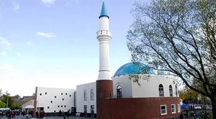 Fransa&#039;da müslümanlara ırkçı saldırı! Cami önüne domuz leşi