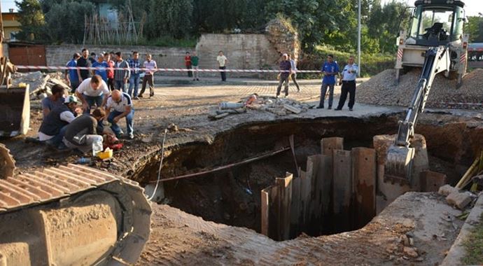 3 metrelik çukura boyun üstü düştü 3 metrelik çukura boyun üstü düştü