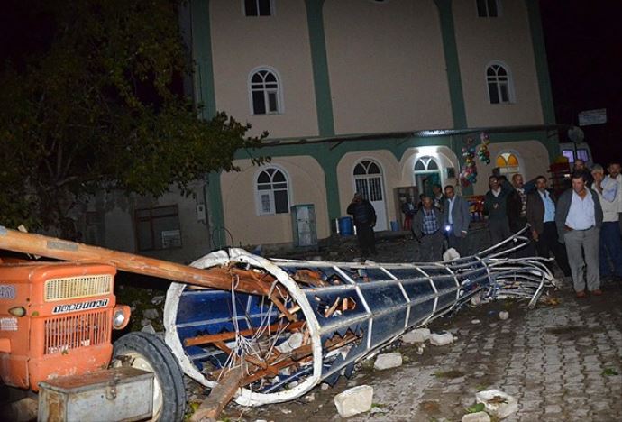 Fırtına minareyi yerle bir etti Fırtına minareyi yerle bir etti