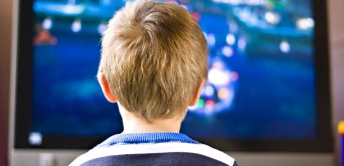 Üzerine televizyon düşen 2 yaşındaki çocuk yaralandı