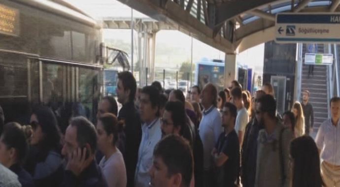Metrobüs durağında gergin anlar! Camları yumrukladılar