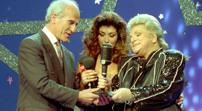 Zeki Müren'e dostlarından büyük vefasızlık Zeki Müren'e dostlarından büyük vefasızlık